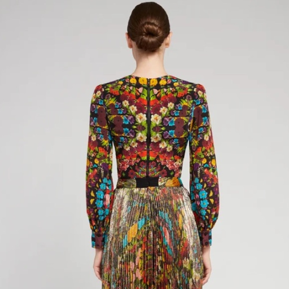 ALICE + OLIVIA Quilla Floral Silk Crop Top - Picture 6 of 12